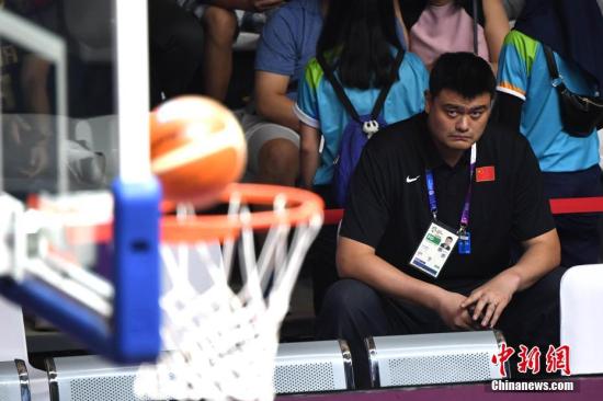 Yao Ming watches a basketball game during the Asian Games in Jakarta,  August 17 , 2018. (Photo: China News Service/Wang Dongming)