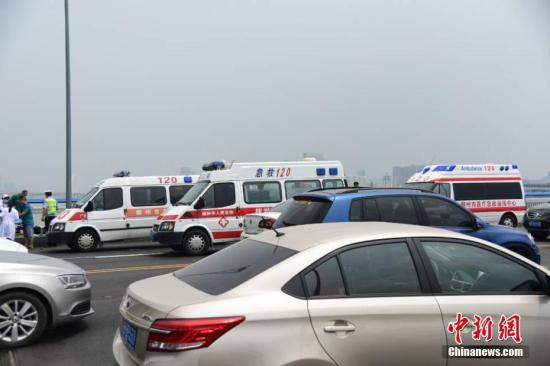 多辆救护车到达现场展开救治。文/周潇男 朱柳融 谢耘 图/王以照