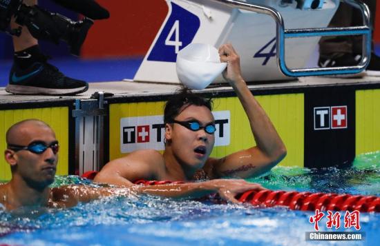 当地时间8月21日，2018年雅加达亚运会进入第三比赛日，男子50米自由泳决赛，余贺新以22秒11获得金牌。中新社记者 杜洋 摄