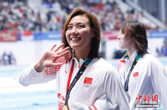 当地时间8月21日晚，雅加达亚运会女子50米仰泳决赛中，中国选手刘湘以26秒98夺得金牌，同时也打破了该项目此前27秒06的世界纪录。中国选手傅园慧以27秒68摘银。中新社记者 杜洋 摄