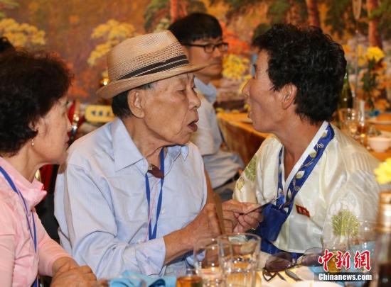 8月20日，韩朝离散家属在朝鲜金刚山共进晚餐。 金刚山联合采访团 供图
