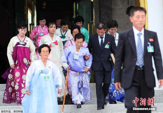 当地时间8月21日，朝鲜金刚山，第21次韩朝离散家属团聚活动第二天结束，家属走出酒店准备乘车离开。