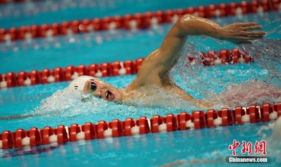 当地时间8月21日，雅加达亚运会男子400米自由泳决赛，孙杨夺冠。这也是孙杨收获的本届亚运会个人单项第三枚金牌。中新社记者 杜洋 摄