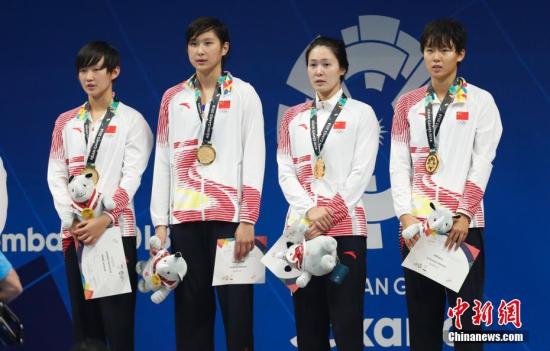 当地时间8月21日，2018年雅加达亚运会进入第三比赛日，女子4X200米自由泳接力决赛，中国队获得金牌，同时打破赛会纪录。日本和中国香港分获银牌和铜牌。中新社记者 杜洋 摄