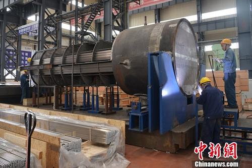 8月中旬，中国东方电气集团下属子公司厂房内，工人正在加工零部件。<a target='_blank' href='http://www.chinanews.com/'><p  align=