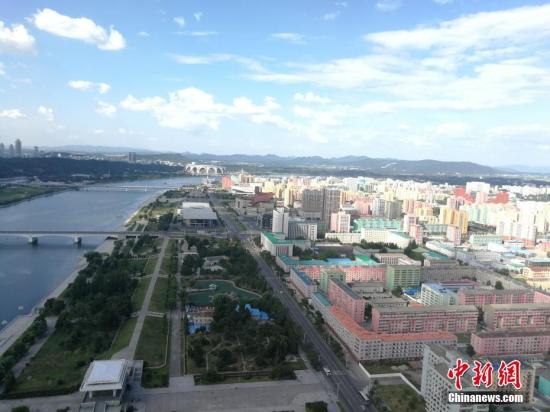 站在100多米的主体思想塔上俯视，平壤的建筑尽收眼底。朝鲜的母亲河——大同江穿城而过，平壤最为繁华的街区就坐落在大同江畔，这里也是朝鲜20层以上高楼最密集的地方。朝鲜人喜欢鲜亮的颜色，把楼房涂成了浅绿、淡黄、粉红和天蓝色。 中新网记者 邱宇 摄
