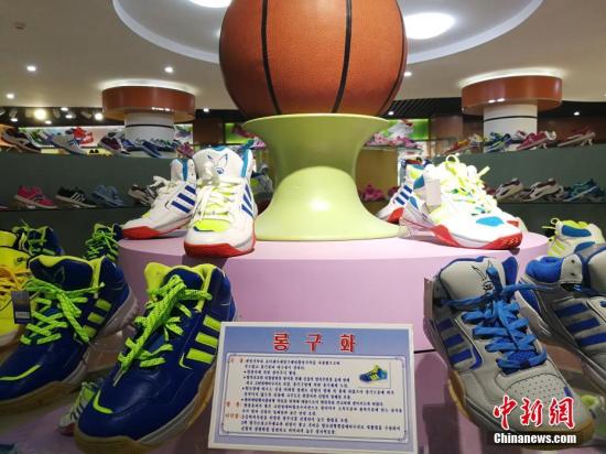 各种篮球鞋。这些鞋子是朝鲜制鞋业的标杆性企业——柳园制鞋厂生产的，一双鞋的价格在15000朝币到20000朝币之间(约合人民币12元)。在设计鞋子的样式时，鞋厂参考了其他国家的运动鞋模型。 中新网记者 邱宇 摄