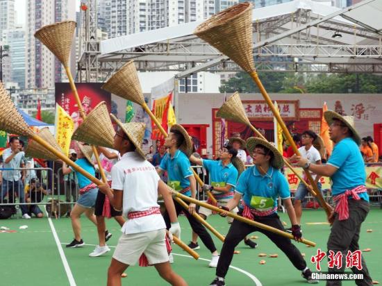 资料图：2018年8月26日，香港“盂兰文化节”在维园闭幕。图为“抢孤竞赛”上的抢接式。<a target='_blank' href='http://www.chinanews.com/'>中新社</a>记者 洪少葵 摄