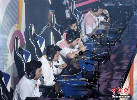 中国电竞队在比赛中。中新社记者 李霈韵 摄