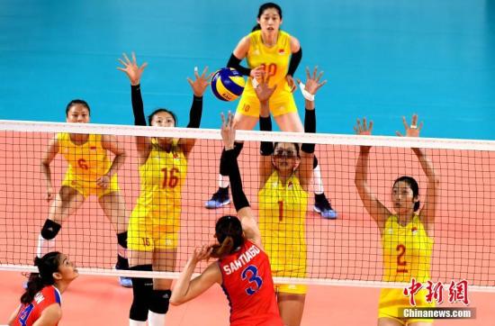 8月29日晚，亚运会女排四分之一决赛，中国女排3比0完胜菲律宾女排挺进半决赛。<a target='_blank' href='http://www.chinanews.com/'>中新社</a>记者 王东明 摄