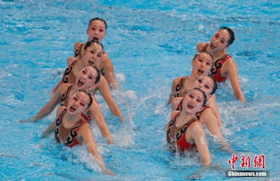 在8月29日下午结束的雅加达亚运会花样游泳集体自由自选比赛中，中国队凭借在曾获世锦赛亚军的经典节目《凤舞国粹》的出色发挥，获得夺得金牌。这是中国代表团在雅加达亚运会获得的第100枚金牌。<a target='_blank' href='http://www.chinanews.com/'>中新社</a>记者 杜洋 摄