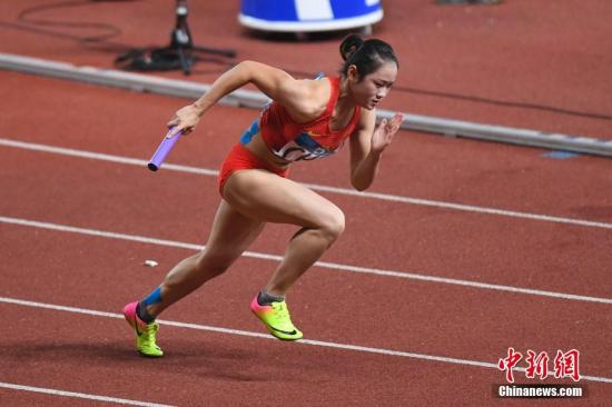 8月30日晚间，雅加达亚运会田径女子4x100米接力决赛，中国队以42秒84的成绩获得银牌。巴林队获得金牌。图为中国队第一棒梁小静在比赛中。<a target='_blank' href='http://www.chinanews.com/'>中新社</a>记者 杨华峰 摄