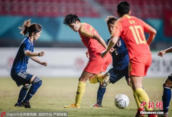 当地时间8月31日晚，刚刚结束的雅加达亚运女足决赛中，中国女足雨战中被日本女足绝杀，0-1输球遗憾错失金牌。图片来源：Osports全体育图片社