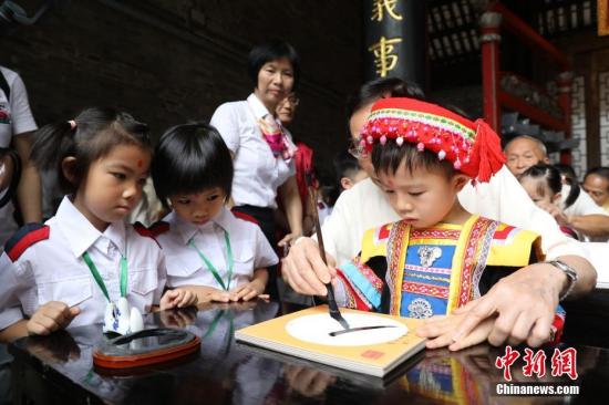 广府文化发源地举行开笔礼 1.3万名小学新生参加