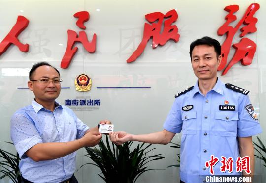 A Taiwan resident living in the Chinese mainland displays the residence permit at Nanjie police station of Gulou Branch of Fuzhou Municipal Public Security Bureau in Fuzhou city, Southeast China's Fujian Province, Sept. 3, 2018. (Photo/China News Service)