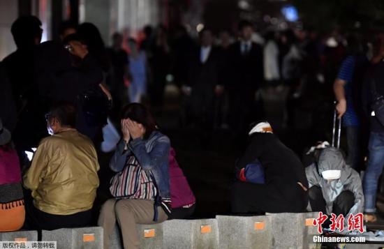 9月6日凌晨，日本北海道发生6.7级强震，本次地震未引发海啸，强烈余震仍在继续。地震已造成多人受伤，部分建筑损毁，近300万户断电，当地学校停课，铁路服务暂停。图为日本民众在街头躲避强震。