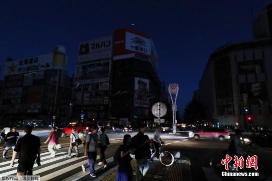 当地时间9月6日凌晨3时8分左右，日本北海道发生6.7级地震。当日此次地震致北海道全境约295万户居民停电。对此，经济产业大臣世耕弘成当日中午在记者会上表示，北海道电力完全恢复至少需要1周时间。为了医院等重要设施的电力供给，会尽早配备电源车。