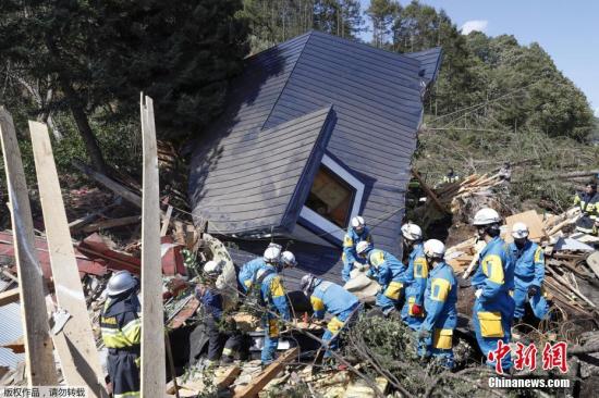 当地时间2018年9月6日，日本北海道地区发生强震，厚真町出现大规模塌方，多人被困。此外，地震还导致北海道数百万户停电，机场航班取消，列车无法运行。图为地震导致多处建筑倒塌。