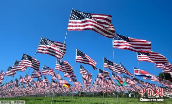 当地时间2018年9月10日，游客在美国加利福尼亚马里布佩珀丁大学参观“国旗飘扬”展览。该展览每年举行，其展出的2997面国旗是为了纪念2001年9月11日“911”恐怖袭击的受害者.