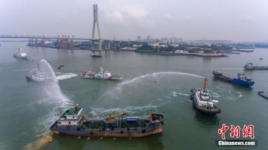 9月12日,洋浦海上搜救分中心年度海上消防、救生以及溢油综合演习在海南省儋州市白马井渔港举行。图为航拍演习现场,洋港拖5船和厦港拖9船为模拟事故船灭火。<a target='_blank' href='http://www-chinanews-com.19890428.com/'>中新社</a>记者 骆云飞 摄 9月12日,洋浦海上搜救分中心年度海上消防、救生以及溢油综合演习在海南省儋州市白马井渔港举行。图为航拍演习现场,洋港拖5船和厦港拖9船为模拟事故船灭火。<a target='_blank' href='http://www-chinanews-com.19890428.com/'>中新社</a>记者 骆云飞 摄