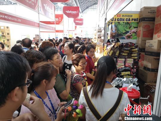 大批客商挤满各个展馆。 蒙鸣明 摄 点击进入下一页