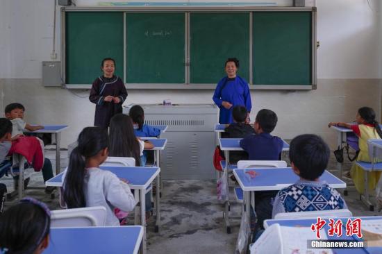 资料图：正在上课的孩子们。 中新社记者 贺俊怡 摄