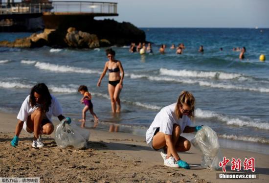 当地时间9月15日是“世界联合清洁日”，志愿者聚集在法国马赛的海滩上清理垃圾。
