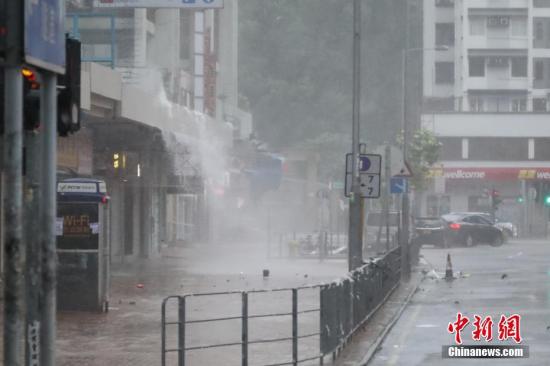 资料图：台风“山竹”带来狂风暴雨。中新社记者 谢光磊 摄