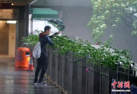 9月16日，强台风“山竹”袭击香港，台风带来狂风暴雨，市民艰难出行。香港天文台于9时40分发布热带气旋最高警报—10号飓风信号，表示本港平均风速将每小时118公里以上。中新社记者 张炜 摄