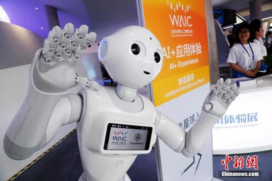 资料图：智能机器人微笑迎宾。/p中新社记者 汤彦俊 摄