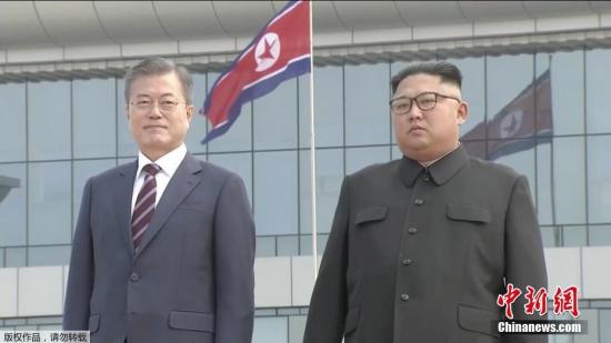 资料图片：韩国总统文在寅与朝鲜最高领导人金正恩。