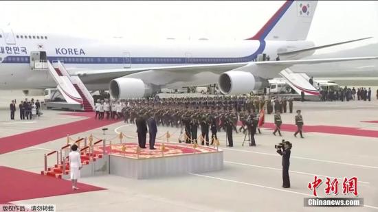 当地时间9月18日上午10时左右，韩国总统文在寅抵达朝鲜。朝鲜最高领导人金正恩携夫人李雪主在机场迎接。文在寅与金正恩一同检阅朝鲜陆海空三军仪仗队。(视频截图)