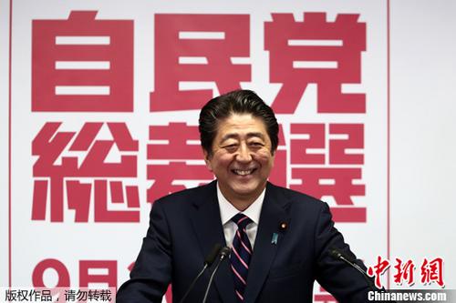 9月20日，日本自民�h�裁�x�e�_票，日本首相安倍�x三在��807票有效票中�@得553票，��∈�破茂成功�B任自民�h�裁。