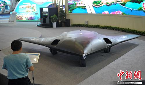 图为一架设计独特的隐身无人战斗机吸引参观者。 <a target='_blank' href='http://www.chinanews.com/'>中新社</a>记者 刘忠俊 摄