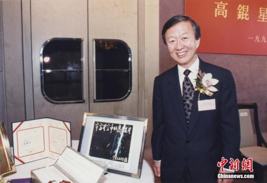 9月23日，诺贝尔物理学奖得主、“光纤之父”高锟在香港离世，享年84岁。图为高锟一九九六年在“高锟星”命名典礼上。 香港中大供图

　　