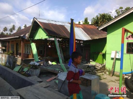 据印度尼西亚气象、气候和地球物理局网站消息，雅加达时间28日17时02分(北京时间18时02分)，印尼中苏威西省米纳哈沙半岛附近发生7.7级地震，震中位于南纬0.18度，东经119.85度，Donggala-Sulteng东北27公里处，震源深度10公里。地震发生后，当局发布了海啸预警。