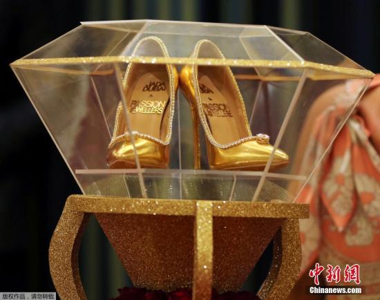资料图：当地时间9月26日，迪拜帆船酒店内展出了一双世界上最贵的高跟鞋，这双金灿灿的鞋价值1700万美元（约合1.2亿元人民币）。