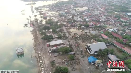 印度尼西亚苏拉威西岛遭7.5级强震侵袭并引发海啸，造成逾400人证实死亡，许多遇难者遭海啸卷走死亡。图为航拍受灾现场。