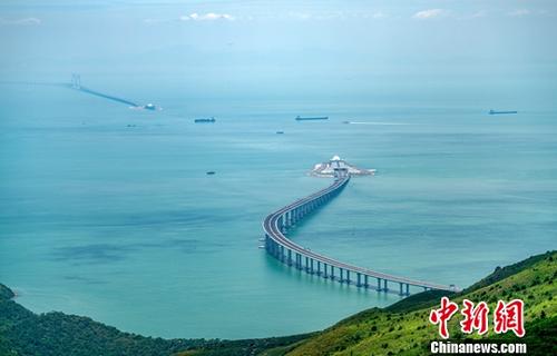 资料图：从香港大屿山远眺港珠澳大桥雄姿。中新社记者 张炜 摄