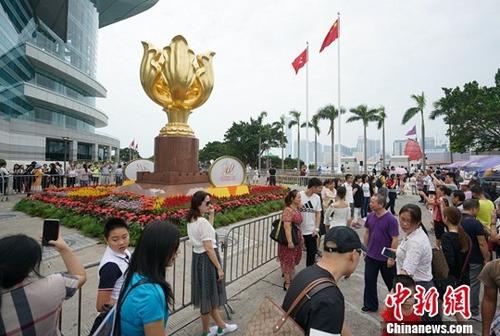 资料图：香港金紫荆广场迎来众多游客。记者 张炜 摄