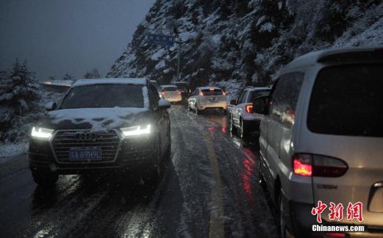 图为因降雪折多山段公路拥堵严重,许多车辆被劝返。<a target='_blank' href='http://www-chinanews-com.028xbl.com/'>中新社</a>记者 刘忠俊 摄 图为因降雪折多山段公路拥堵严重,许多车辆被劝返。<a target='_blank' href='http://www-chinanews-com.028xbl.com/'>中新社</a>记者 刘忠俊 摄