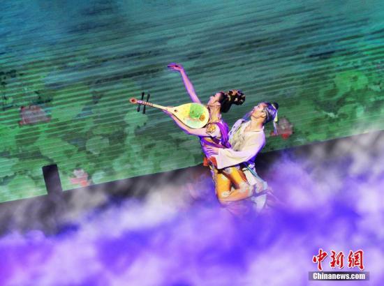 10月5日晚，继黄金海岸、纽卡斯尔之后，享有“中国第一舞剧”美誉的《丝路花雨》在悉尼精彩上演。来自甘肃省歌舞剧院的47名舞者带来纯正的东方艺术体验，让当地观众近距离感受古老敦煌文明的无限魅力。 图为演出现场。<a target='_blank' href='http://www.chinanews.com/'>中新社</a>发 姜长庚 摄