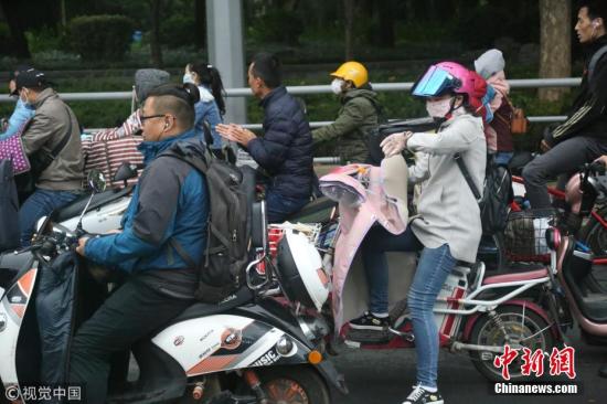 资料图:民众骑车赶着上班。 图片来源:视觉中国 资料图:民众骑车赶着上班。 图片来源:视觉中国