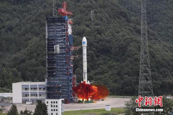中国“一箭双星”成功发射两颗北斗全球导航卫星。 梁珂岩 摄