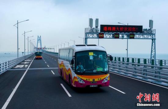 資料圖：大巴車經過港珠澳大橋青州航道橋附近。中新社記者 張煒 攝