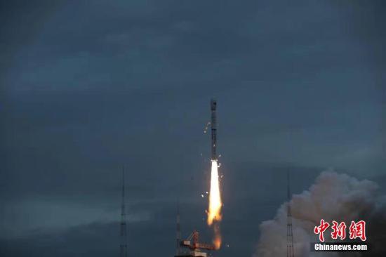 北京时间10月25日6时57分，中国在太原卫星发射中心用长征四号乙运载火箭，将“海洋二号B”卫星发射升空并成功送入预定轨道。 郑逃逃 摄