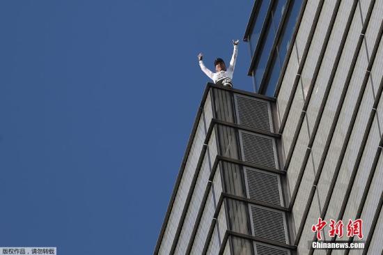 当地时间2018年10月25日，英国伦敦，号称“蜘蛛人”的法国攀楼者阿兰·罗伯特尝试攀登高230米的伦敦高楼赫伦大厦。