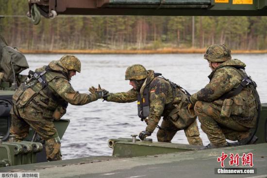 北大西洋公约组织(北约)2018年10月25日开始在挪威及其周边地区举行为期两周的“三叉戟接点2018”联合军事演习。这是北约自冷战结束以来规模最大的一次联合军演。图为德军工程营士兵在河道上架设浮桥。