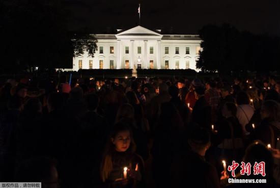 资料图：当地时间2018年10月27日，美国多地，犹太社区的成员参加烛光守夜活动，纪念犹太教堂枪击案遇难者。