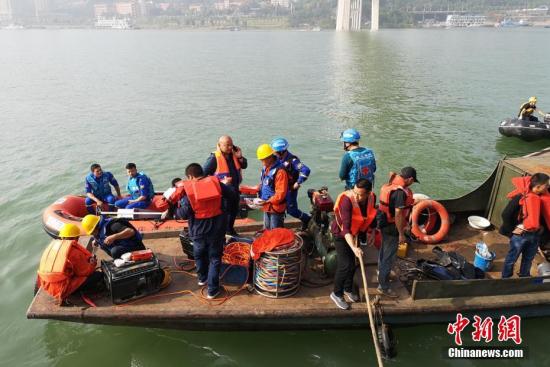 应急管理部牵头协调指导重庆公交车坠江事故救援处置